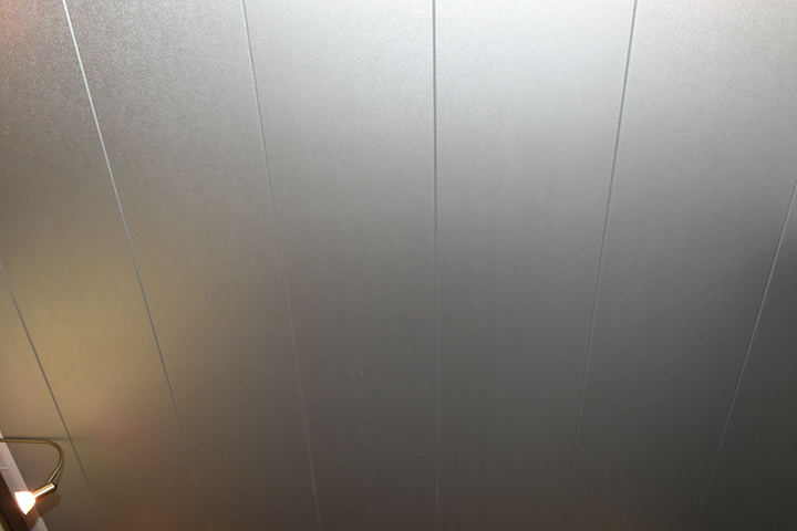 Panelenplafonds - Panelenplafond in aluminiumkleur
